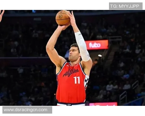 布鲁克洛佩斯：从篮球场上的巨人到全能球员的华丽转身